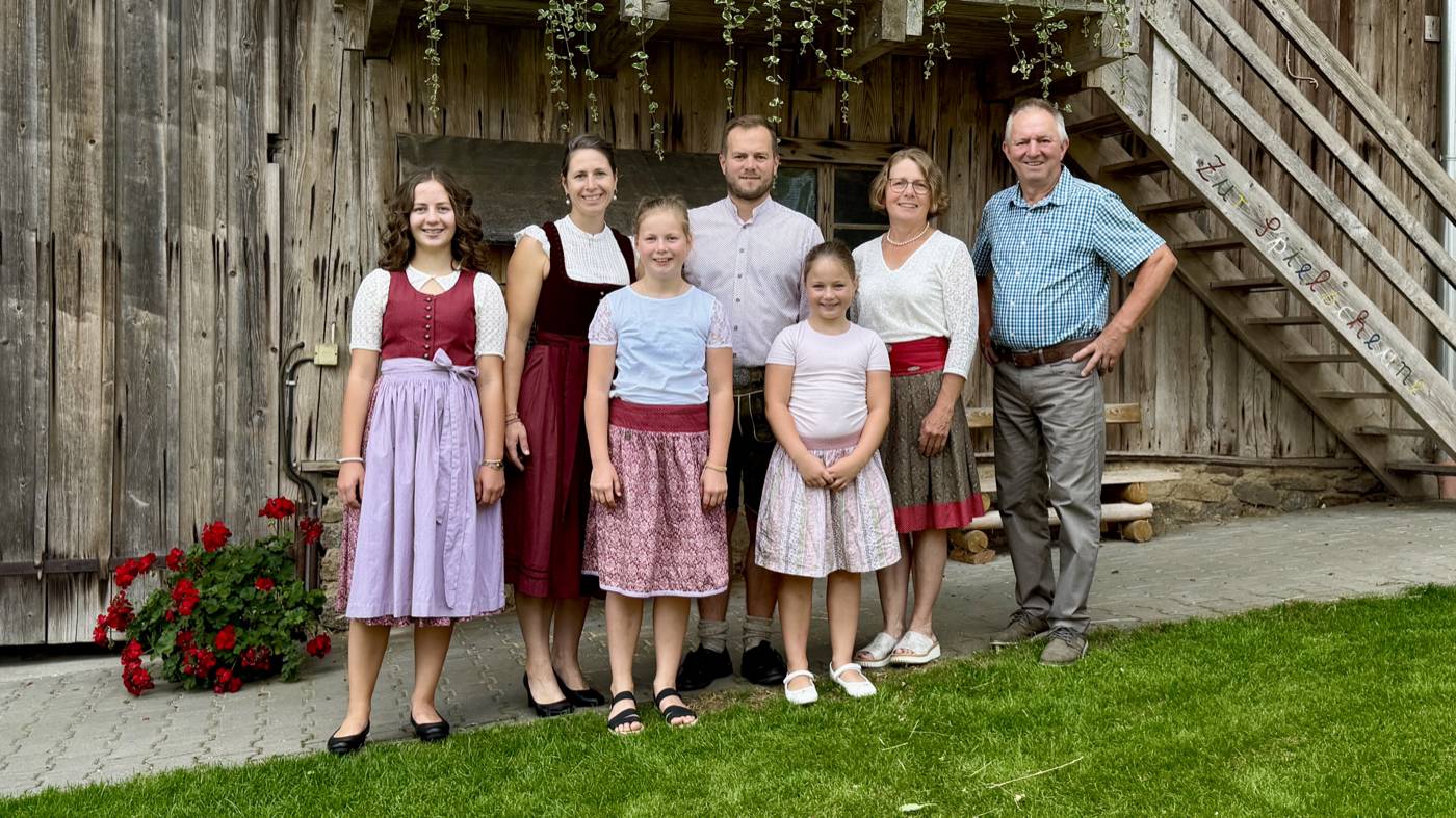 Familie Weishäupl vor der Scheune