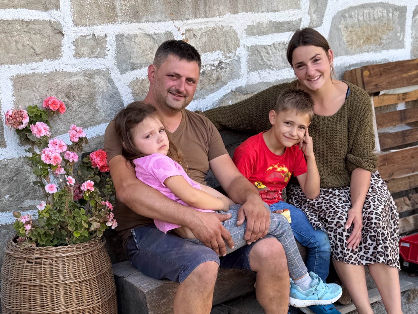 Familie Koller vor dem Haus