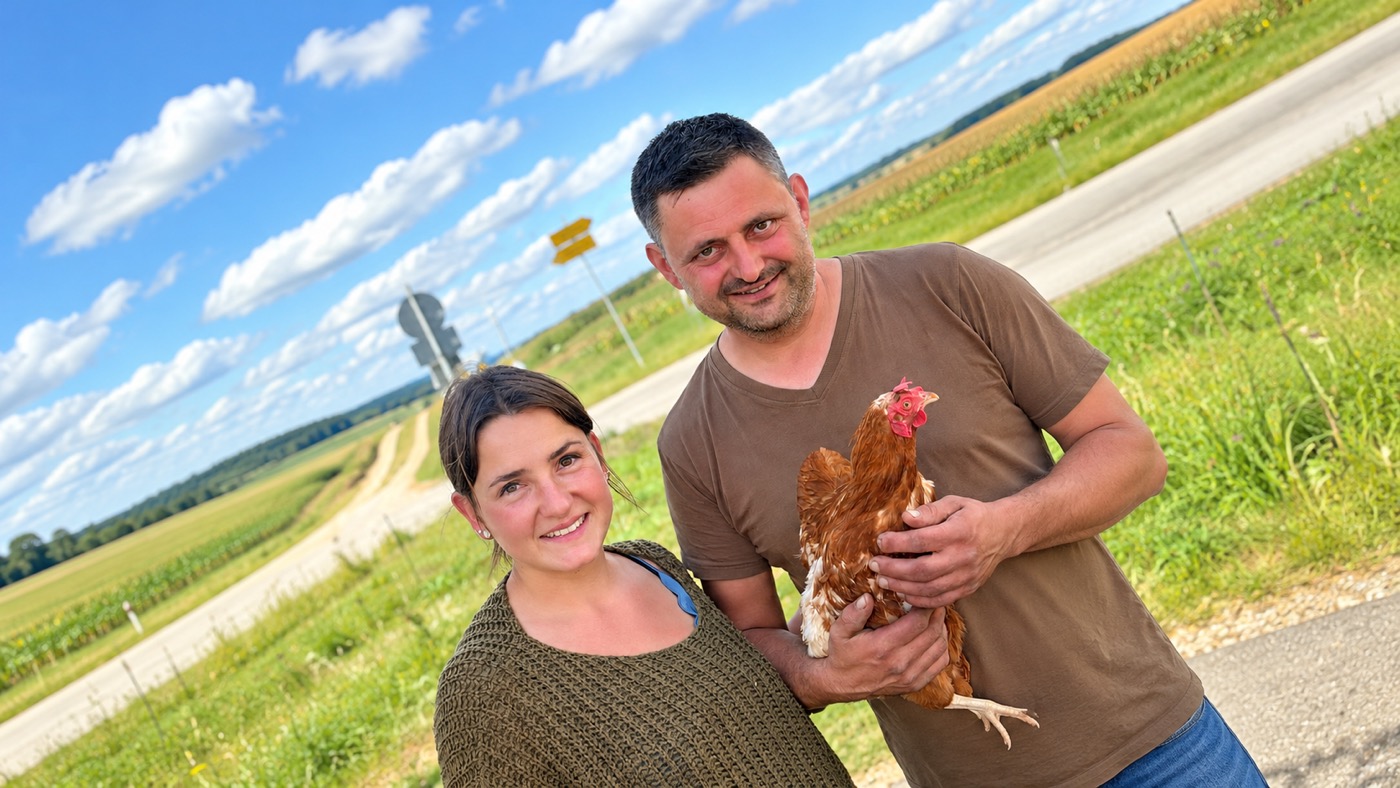 Franzi vom Mautnerhof mit einem Huhn