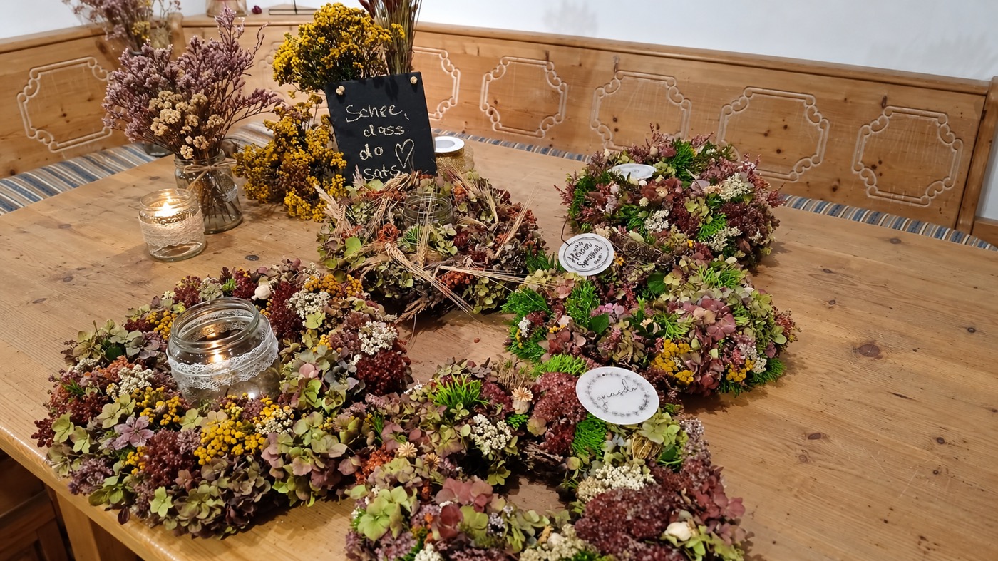 Herbstliche Kränze auf dem Holztisch