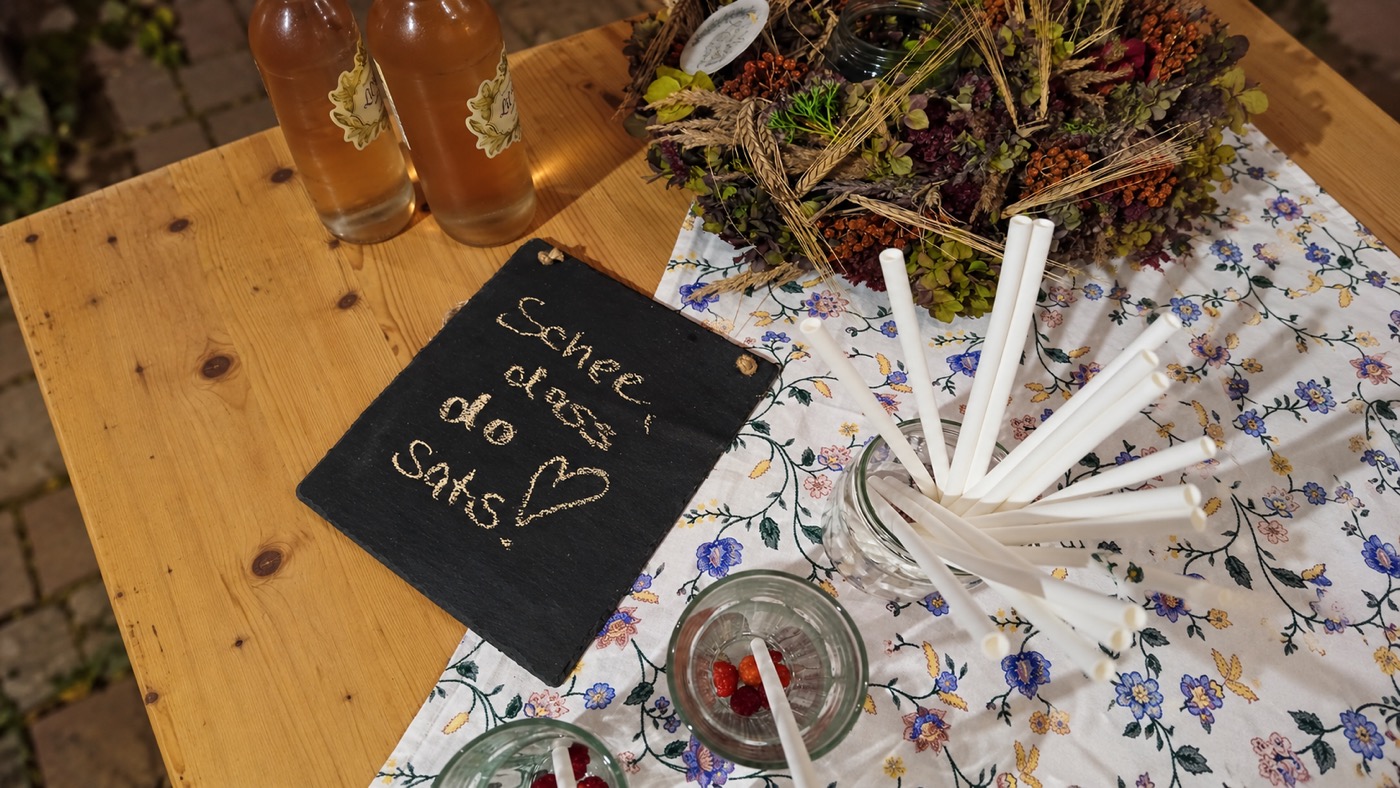 Herbstliche Tafel mit Schiefertafel
